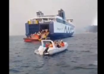 Φωτιά στη Χαλκιδική: Τα συγκλονιστικά βίντεο του Λιμενικού από τον απεγκλωβισμό των πολιτών στη Σίβηρη