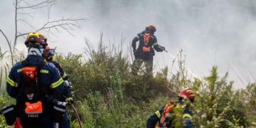 Φωτιά τώρα στον Κουβαρά - Ενισχύθηκαν και άλλο οι δυνάμεις της πυροσβεστικής