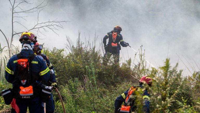 Φωτιά τώρα στον Κουβαρά - Ενισχύθηκαν και άλλο οι δυνάμεις της πυροσβεστικής