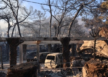 Φωτιές στη Σαλαμίνα: Δύο νεκροί, 10 τραυματίες και τεράστιες καταστροφές - Μάχη με τις διάσπαρτες εστίες