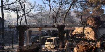 Φωτιές στη Σαλαμίνα: Δύο νεκροί, 10 τραυματίες και τεράστιες καταστροφές - Μάχη με τις διάσπαρτες εστίες