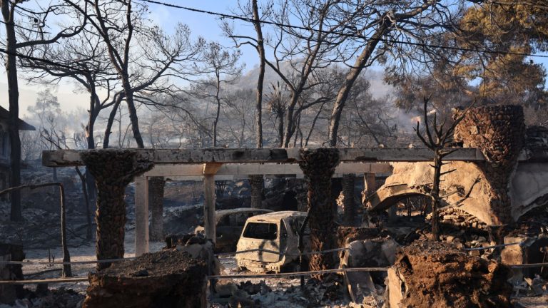Φωτιές στη Σαλαμίνα: Δύο νεκροί, 10 τραυματίες και τεράστιες καταστροφές - Μάχη με τις διάσπαρτες εστίες