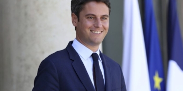 Γαλλία: Ο πρώην πρωθυπουργός Γκαμπριέλ Ατάλ λέει ότι ήταν θύμα κυβερνοεπίθεσης από τη Ρωσία
