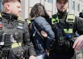 Γερμανία: Οκτώ έφηβοι καταδικάστηκαν για επιθέσεις εναντίον προσφύγων και ακτιβιστών της αριστεράς