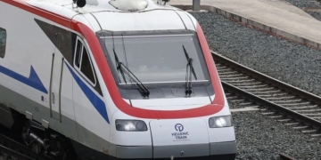 Γυναίκα παρασύρθηκε από συρμό του Προαστιακού στα Μέγαρα - H ανακοίνωση της Hellenic Train