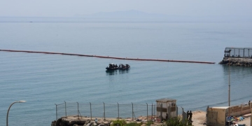 Η Ισπανία εγκαθιστά πλωτό φράγμα στη Θέουτα μετά τη φονική, μαζική απόπειρα εισόδου μεταναστών