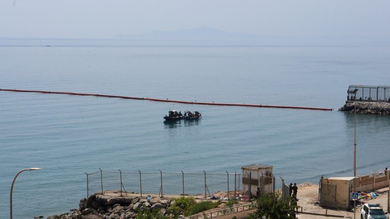 Η Ισπανία εγκαθιστά πλωτό φράγμα στη Θέουτα μετά τη φονική, μαζική απόπειρα εισόδου μεταναστών