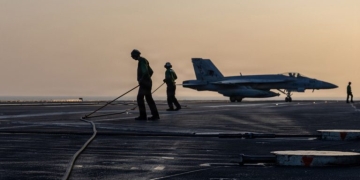 Η κατάσταση στο USS Abraham Lincoln δείχνει τον αντίκτυπο ενός ατελείωτου πολέμου