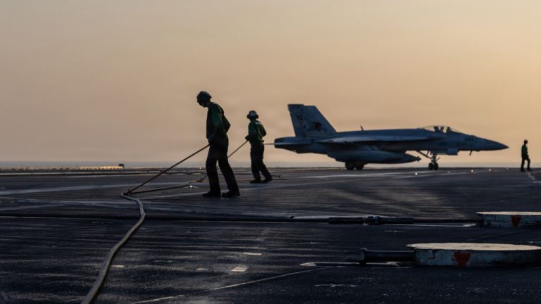 Η κατάσταση στο USS Abraham Lincoln δείχνει τον αντίκτυπο ενός ατελείωτου πολέμου