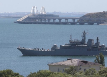 Η Ρωσία λέει ότι έπληξε ακόμη δύο φορτηγά πλοία και ουκρανικό λιμάνι - 2 νεκροί στην Κριμαία