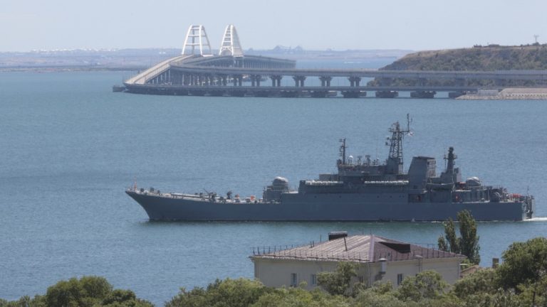 Η Ρωσία λέει ότι έπληξε ακόμη δύο φορτηγά πλοία και ουκρανικό λιμάνι - 2 νεκροί στην Κριμαία