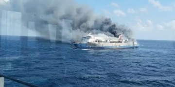 Ινδονησία: Τουλάχιστον πέντε νεκροί και 41 αγνοούμενοι από φωτιά που ξέσπασε σε φέρι (Δείτε βίντεο)