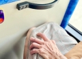 Ηράκλειο: 81χρονη έπεσε ενώ επιχειρούσε να επιβιβαστεί σε λεωφορείο και σκοτώθηκε