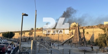 Ηράκλειο: Αναστάτωση από τον μαύρο καπνό πάνω από τα Ενετικά Τείχη – «Λαμπάδιασε» μηχανάκι