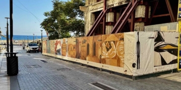 Ηράκλειο: Έργα της δημοτικής πινακοθήκης στην περίφραξη του «Μίνως»
