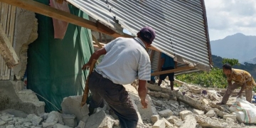 Ισχυρός σεισμός 7,7 Ρίχτερ στην Ινδονησία: Τουλάχιστον 5 οι νεκροί - Δείτε βίντεο