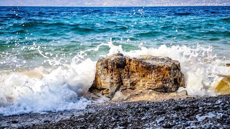 Καιρός: Παραμένουν τα μελτέμια στο Αιγαίο, μέχρι 6 μποφόρ οι άνεμοι στην Αττική