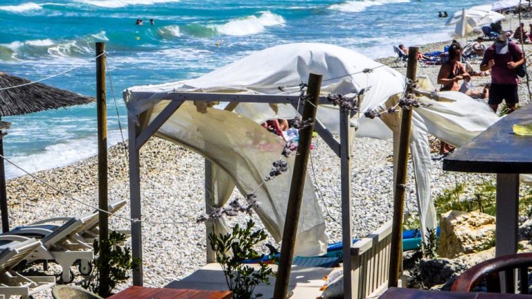 Καιρός: Συνεχίζουν οι άνεμοι, πιο αισθητοί στο Αιγαίο - Πού θα δείξει το θερμόμετρο 38 βαθμούς