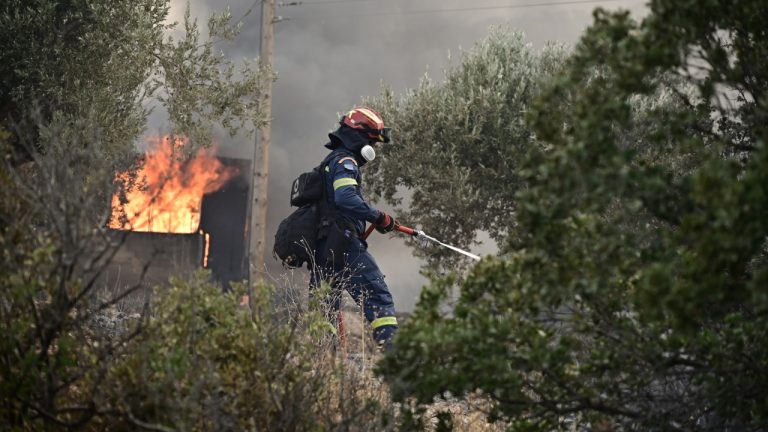 Καλύτερη εικόνα στη φωτιά στον Λουτρόπυργο Αττικής
