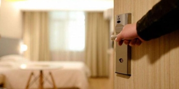 Κάρπαθος: Έκλεψε δωμάτιο ξενοδοχείου και επιχείρησε να φύγει με πλοίο - Αποδείχθηκε ότι ήταν δραπέτης φυλακών