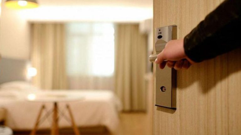 Κάρπαθος: Έκλεψε δωμάτιο ξενοδοχείου και επιχείρησε να φύγει με πλοίο - Αποδείχθηκε ότι ήταν δραπέτης φυλακών