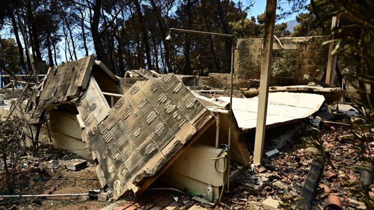 Κατσαφάδος για αποζημιώσεις πυρόπληκτων: Έως 1.000 ευρώ ανά τ.μ. για κατεστραμμένες κατοικίες –Πότε ξεκινούν οι αιτήσεις