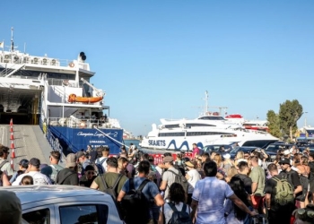 Κορυφώνεται η έξοδος των αδειούχων: Γεμάτα τα πλοία και τα ΚΤΕΛ, αδειάζει η Αθήνα
