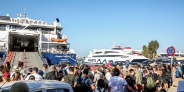 Κορυφώνεται η έξοδος των αδειούχων: Γεμάτα τα πλοία και τα ΚΤΕΛ, αδειάζει η Αθήνα