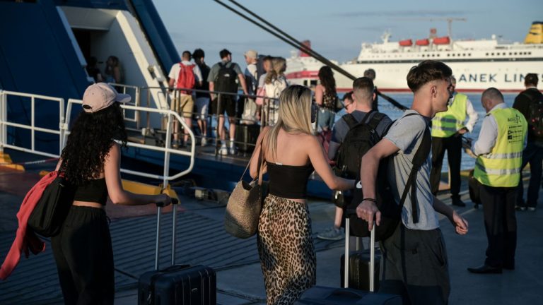 Κορυφώνεται η έξοδος των εκδρομέων – Στο 100% η πληρότητα σε πολλά δρομολόγια για Κυκλάδες