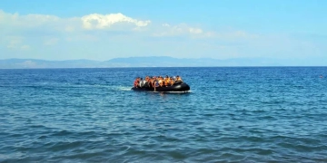Λέμβος με δεκάδες μετανάστες νότια του Ηρακλείου – Ανάμεσά τους παιδιά
