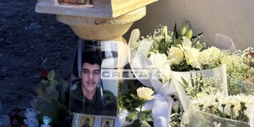 Λουλούδια, πλήθος κόσμου και συγκίνηση στα γενέθλια που δεν πρόλαβε να γιορτάσει ο 21χρονος Νικήτας