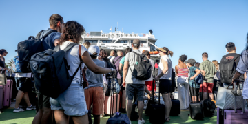 Μαζική έξοδος των αδειούχων Aυγούστου – Πάνω από 61.000 επιβάτες αναχώρησαν από τα λιμάνια της Αττικής