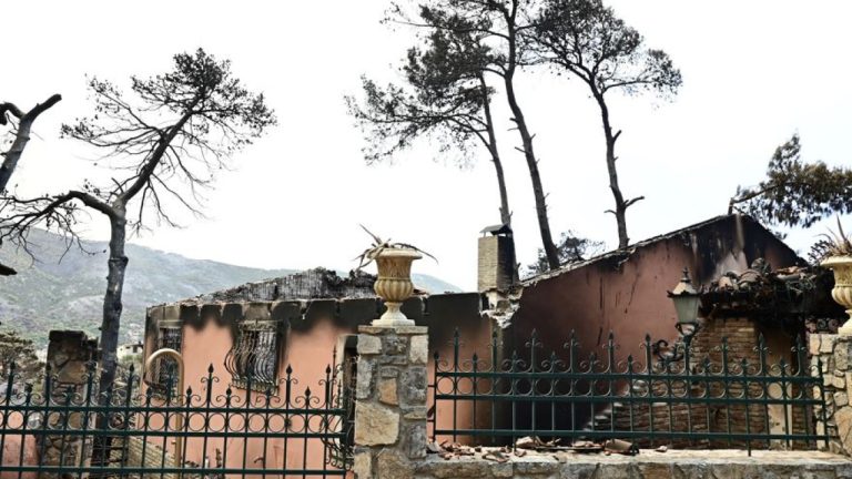 Με ταχείς ρυθμούς οι διαδικασίες αποκατάστασης μετά την πυρκαγιά στη Δυτική Αττική - Μετρούν πληγές οι κάτοικοι