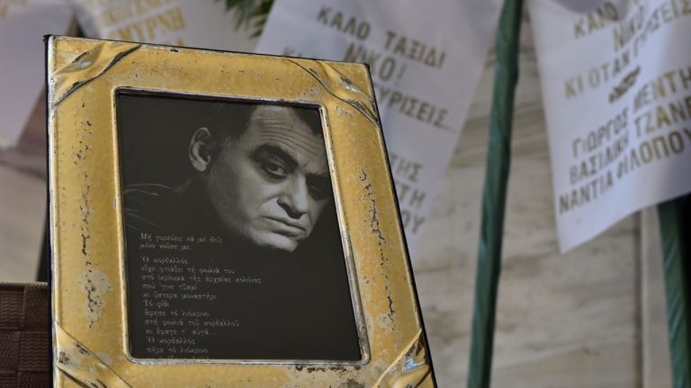 Με το τραγούδι «Καραϊσκάκης» το τελευταίο «αντίο» στον Νίκο Καλογερόπουλο - Βίντεο και φωτογραφίες