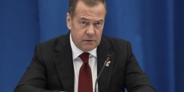 Μεντβέντεφ προς Ιάπωνες: Ντροπή που κανείς σας δεν είπε ποιος έριξε την ατομική βόμβα - Θα γίνετε «ρόνιν»