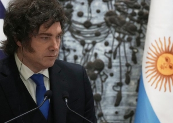 Μιλέι εναντίον Σάντσεθ: «Χρησιμοποιεί τους μετανάστες για να παραμείνει στην εξουσία»
