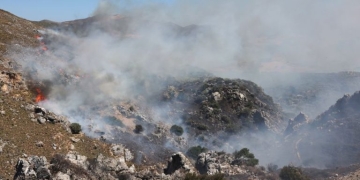Νότιο Ρέθυμνο: Συνεχίζεται η μάχη με τις αναζωπυρώσεις – Αδιάκοπος αγώνας από τις επίγειες δυνάμεις