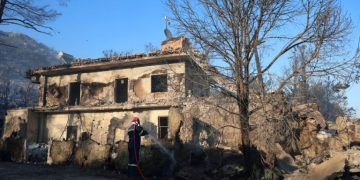 Οδοιπορικό στα καμένα της Σαλαμίνας – Στάχτη από τη φωτιά σπίτια, υποδομές και δάσος - Δείτε βίντεο
