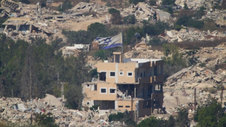 Οι σημαίες του Ισραήλ σε δρόμο του Λιβάνου παραβιάζουν ψήφισμα του ΟΗΕ, δηλώνει η UNIFIL