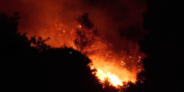 Ολονύχτια μάχη με τις φλόγες στη Δυτική Αττική: Κρίσιμα τα μέτωπα σε Κρύο Πηγάδι, Άγιο Νεκτάριο και Κανδήλι - Μπαράζ 112 για εκκενώσεις