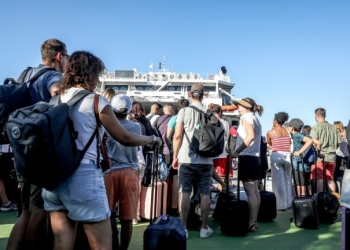 Όπου φύγει - φύγει: Πάνω από 56.000 επιβάτες αναχωρούν σήμερα από τα λιμάνια