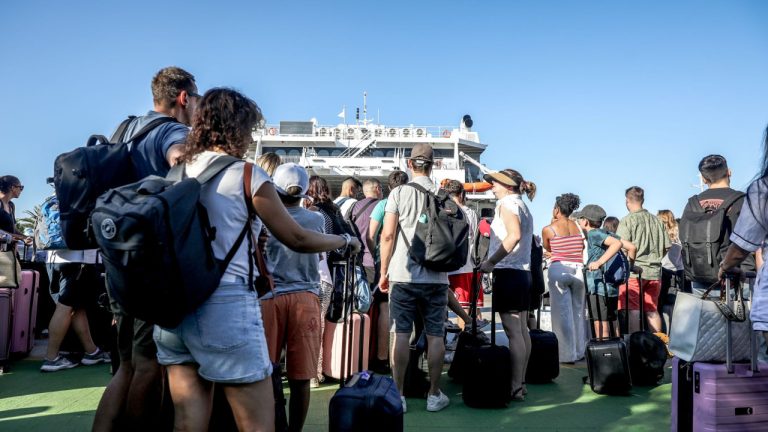 Όπου φύγει - φύγει: Πάνω από 56.000 επιβάτες αναχωρούν σήμερα από τα λιμάνια