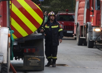 Πάτρα: Φωτιά σε αποθήκη – Τυλίχθηκε στις φλόγες φιάλη υγραερίου
