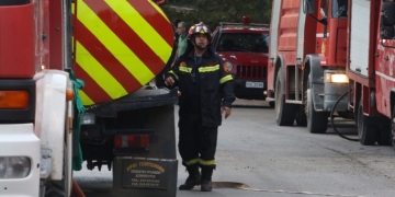 Πάτρα: Φωτιά σε αποθήκη – Τυλίχθηκε στις φλόγες φιάλη υγραερίου