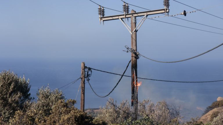 POLITICO: Το πεπαλαιωμένο δίκτυο ηλεκτρισμού στην Ελλάδα, υπεύθυνο για πολλές καταστροφικές πυρκαγιές