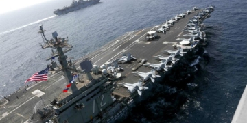 Πώς ιρανική επίθεση σε μια ναυτική βάση «παρέλυσε» το αεροπλανοφόρο USS Abraham Lincoln
