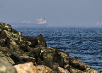 Πύραυλος στόχευσε πλοίο της ADNOC στο Στενό του Ορμούζ