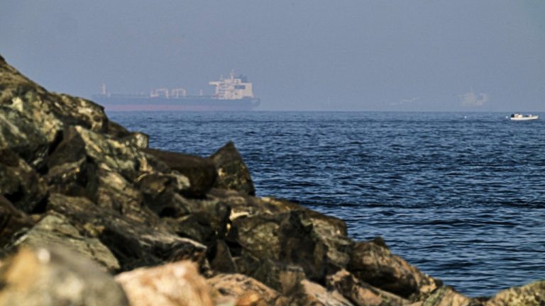 Πύραυλος στόχευσε πλοίο της ADNOC στο Στενό του Ορμούζ