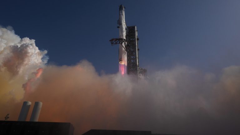 Πύραυλος της SpaceX θα συντριβεί στη Σελήνη με ισχύ τριών τόνων ΤΝΤ