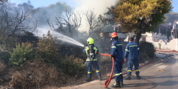 Πυργκαγιές στη Σαλαμίνα: 364 απεγκλωβισμοί διά θαλάσσης